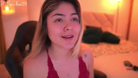 Snapshot of lau_bee_ chatting on 09-29-25, 07:51 Laura online show from 09-29-25, 07:51