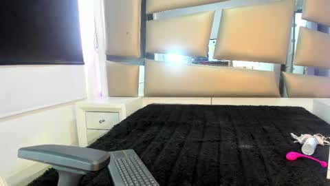 laura__js_ online show from 12-02-25, 04:35