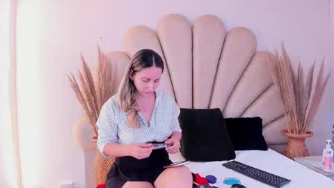 Snapshot of laura__martiinez chatting on 10-17-25, 01:03 online show from 10-17-25, 01:03