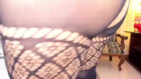 Snapshot of laura__martiinez chatting on 07-27-26, 03:35 online show from 07-27-26, 03:35