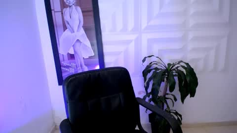 Snapshot of laura_candy02 chatting on 11-08-25, 02:06 LAURA online show from 11-08-25, 02:06