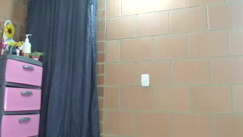 Snapshot of laura_candy12 chatting on 02-14-25, 04:58 Laura online show from 02-14-25, 04:58