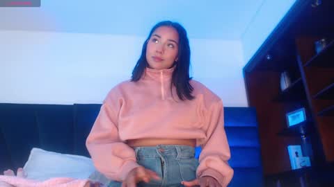 Snapshot of laura_golden1 chatting on 02-06-25, 02:00 lLAURA online show from 02-06-25, 02:00
