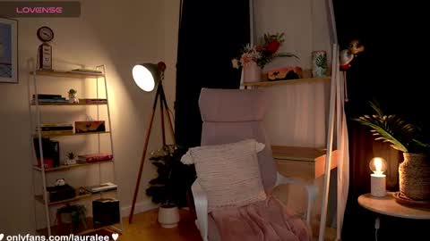 Laura Lee. online show from 10-11-25, 10:52