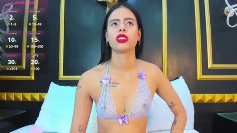 L A U R A online show from 11-22-25, 12:15