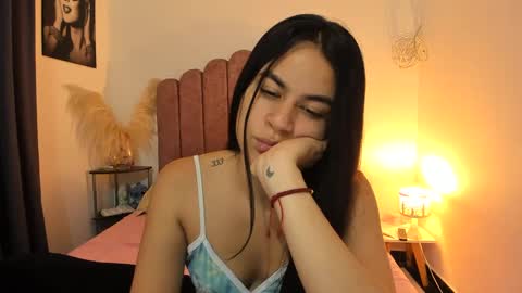 Snapshot of laura_soe chatting on 12-21-24, 02:15 LAURA SOE online show from 12-21-24, 02:15