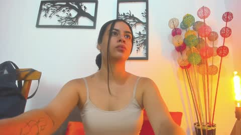 Snapshot of laura_soe chatting on 01-16-25, 01:04 LAURA SOE online show from 01-16-25, 01:04