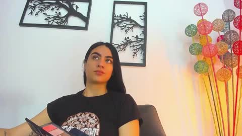 Snapshot of laura_soe chatting on 02-17-25, 02:37 LAURA SOE online show from 02-17-25, 02:37