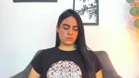 Snapshot of laura_soe chatting on 02-17-25, 05:43 LAURA SOE online show from 02-17-25, 05:43