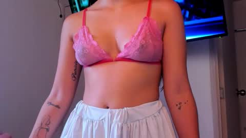 Snapshot of laura_soe chatting on 10-18-25, 08:53 LAURA SOE online show from 10-18-25, 08:53