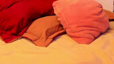 Snapshot of laura_soe chatting on 11-28-25, 01:52 LAURA SOE online show from 11-28-25, 01:52