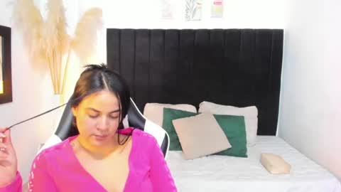 Snapshot of laura_soe chatting on 06-19-26, 02:05 LAURA SOE online show from 06-19-26, 02:05