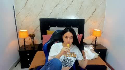 Snapshot of laura_soe chatting on 06-22-26, 01:52 LAURA SOE online show from 06-22-26, 01:52