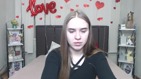 LauraHlot online show from 04-03-26, 05:44