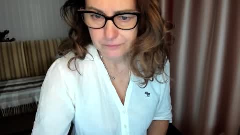 Lauraoven1 online show from 12-15-25, 10:30