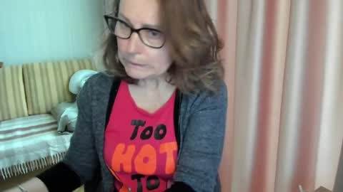 Snapshot of lauraoven1 chatting on 05-15-26, 08:10 Lauraoven1 online show from 05-15-26, 08:10