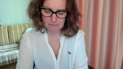 Snapshot of lauraoven1 chatting on 05-17-26, 07:39 Lauraoven1 online show from 05-17-26, 07:39