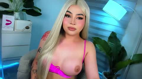 Snapshot of laurasinclair chatting on 01-27-25, 05:36 Your sweet Laura online show from 01-27-25, 05:36