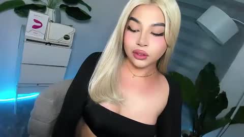 Snapshot of laurasinclair chatting on 03-04-25, 03:15 Your sweet Laura online show from 03-04-25, 03:15