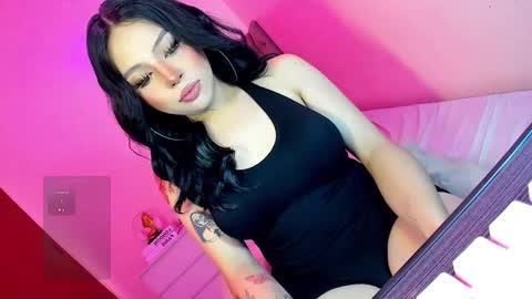 Snapshot of laurasinclair chatting on 01-09-26, 02:47 Your sweet Laura online show from 01-09-26, 02:47