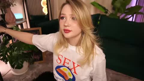  Laura  online show from 04-23-26, 12:40