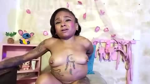 Snapshot of lauren_hills7069 chatting on 01-15-25, 07:48 Lauren online show from 01-15-25, 07:48