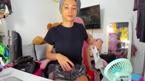 Snapshot of laurencesophiets chatting on 06-19-26, 03:49 SF online show from 06-19-26, 03:49