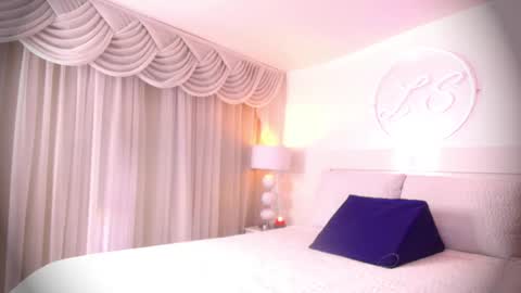 Lauren Saenz online show from 01-22-25, 12:06