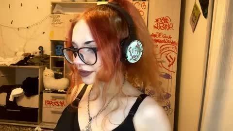 Snapshot of laurettecipro chatting on 05-27-26, 01:57 Eva online show from 05-27-26, 01:57