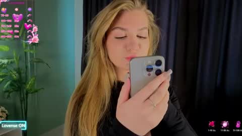 Laura online show from 03-22-26, 05:00