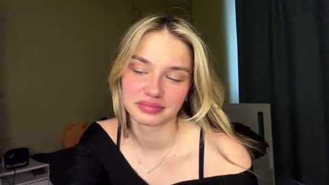 Snapshot of laurineleconey chatting on 04-27-26, 11:41 Bella online show from 04-27-26, 11:41
