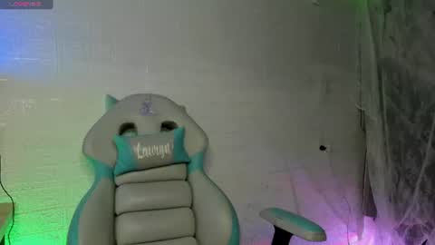Snapshot of lauryn_muller_ chatting on 06-30-26, 08:15 Lau online show from 06-30-26, 08:15