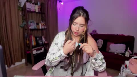 Snapshot of lauu_r chatting on 01-17-25, 05:00 online show from 01-17-25, 05:00