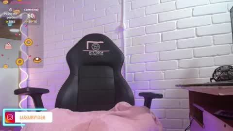 Snapshot of lauxury_tay chatting on 10-10-25, 04:44 Lauxury online show from 10-10-25, 04:44