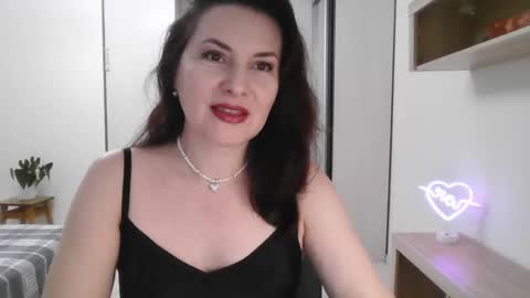 Snapshot of lavender_victoria chatting on 12-13-24, 02:16 Diana online show from 12-13-24, 02:16