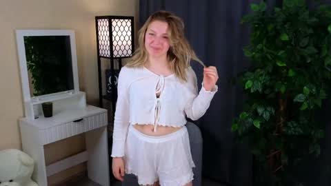 Snapshot of lawrencekostecki chatting on 04-07-26, 04:29 Diana online show from 04-07-26, 04:29