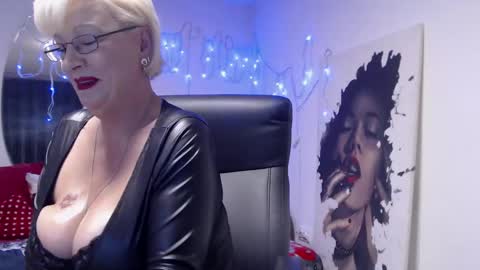 Layla online show from 12-25-24, 05:58