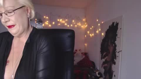 Layla online show from 12-30-24, 05:58