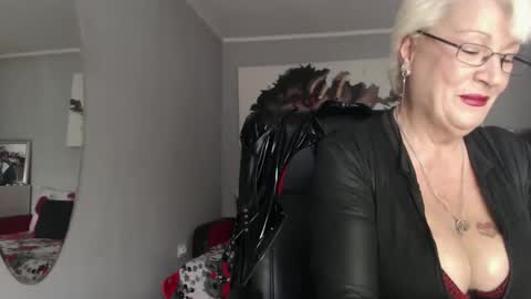 Layla online show from 10-07-25, 07:49