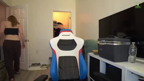 Layla Universe online show from 11-29-25, 05:32