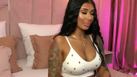 Snapshot of laylavixenn chatting on 06-25-26, 06:51 Layla online show from 06-25-26, 06:51