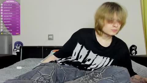 Snapshot of lazydarkknight chatting on 03-04-25, 03:15 Alex online show from 03-04-25, 03:15