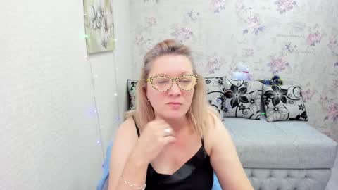 Snapshot of lea_fruit chatting on 12-30-24, 11:37 Lea online show from 12-30-24, 11:37