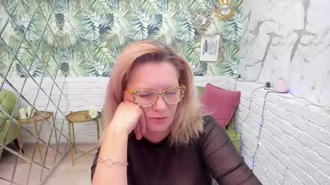 Snapshot of lea_fruit chatting on 01-04-25, 11:43 Lea online show from 01-04-25, 11:43