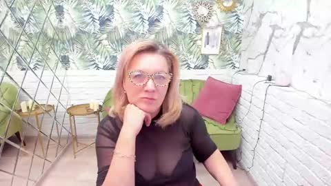 Snapshot of lea_fruit chatting on 01-05-25, 05:09 Lea online show from 01-05-25, 05:09