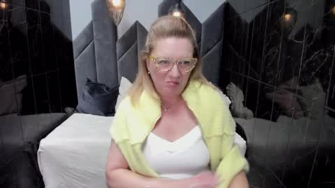 Snapshot of lea_fruit chatting on 02-09-25, 11:36 Lea online show from 02-09-25, 11:36