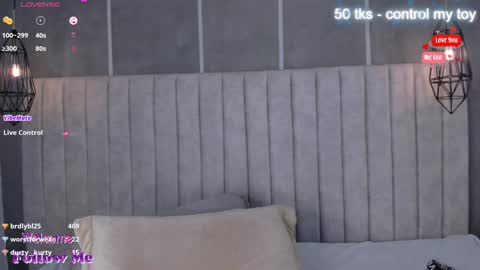 Snapshot of lea_gray chatting on 02-07-25, 11:24 online show from 02-07-25, 11:24