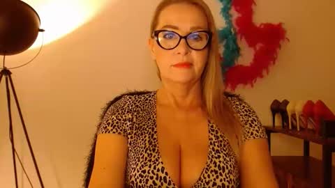 Snapshot of leadesire chatting on 11-19-25, 03:12 LEA online show from 11-19-25, 03:12