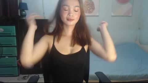 Snapshot of leah_fucker chatting on 06-17-26, 10:43 leah_fucker online show from 06-17-26, 10:43