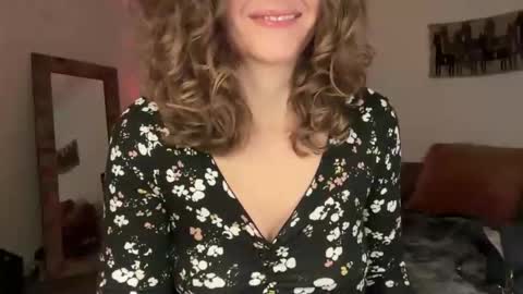 Snapshot of leahsparkles chatting on 12-17-25, 02:39 Leah Sparkles online show from 12-17-25, 02:39